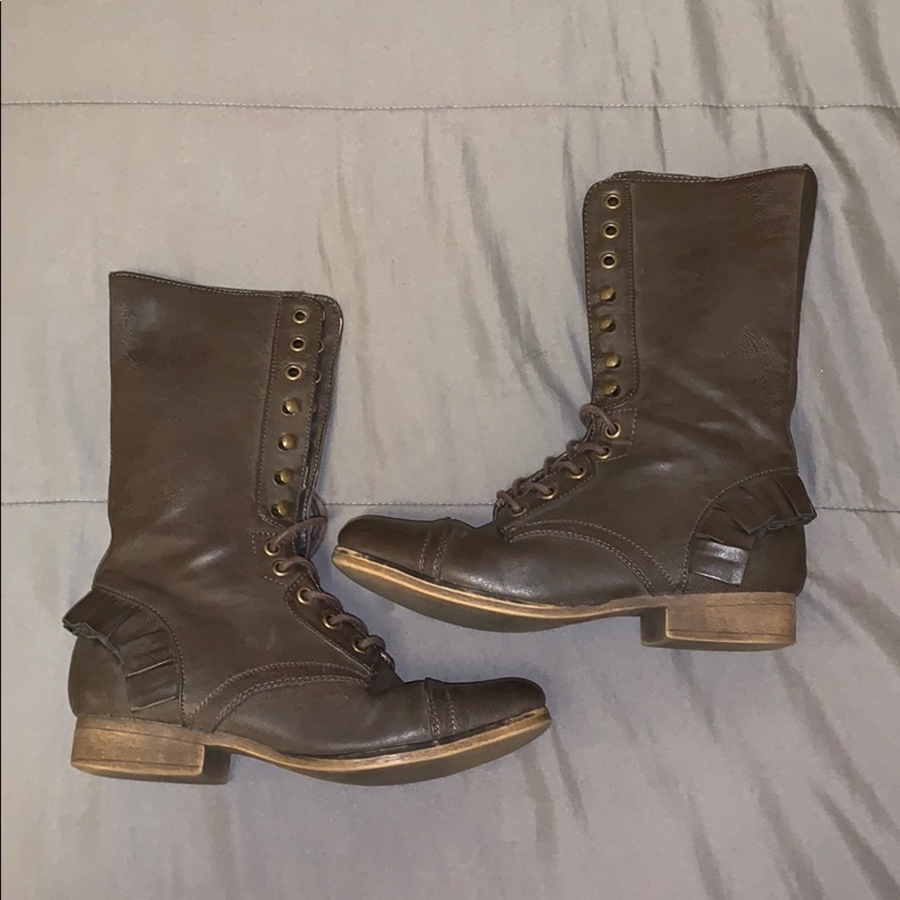 Cute 🎀 combat boots, great price